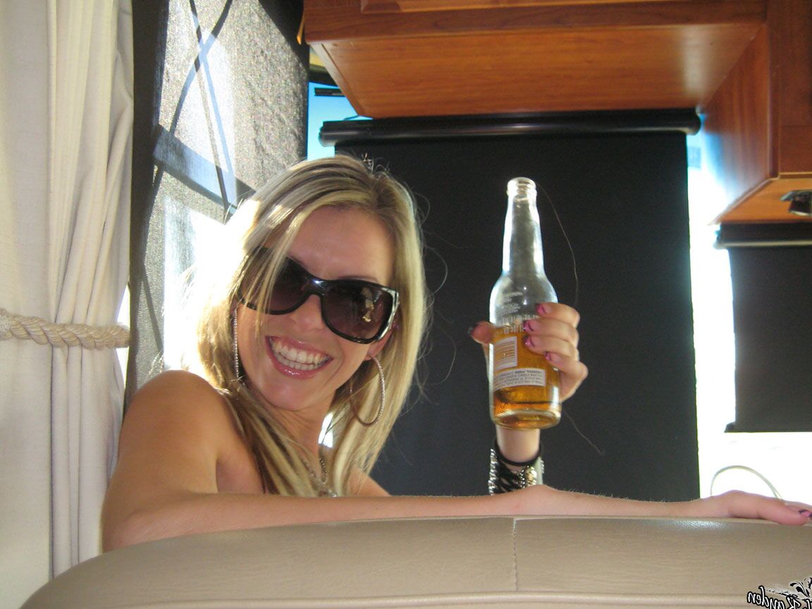 21P MILF rubia insaciable con grandes tetas Kayden Kross se pone traviesa en una casa rodante