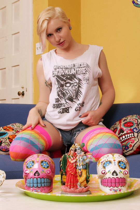15P Chica rubia con la espalda tatuada juega con su coño con medias multicolores