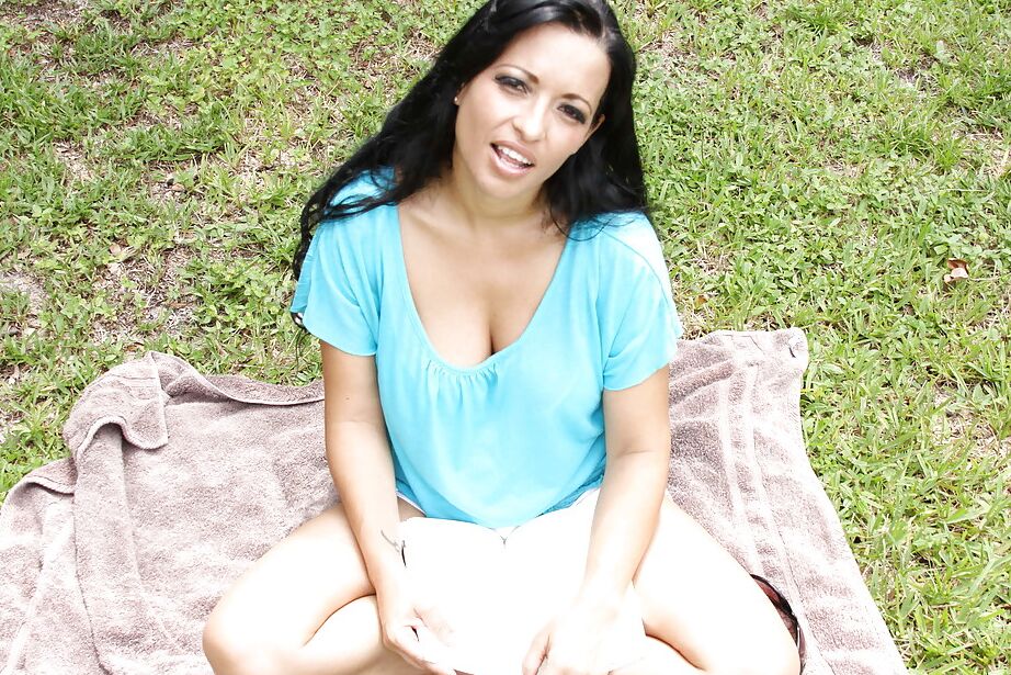 16P Mason Storm, belle MILF latina et star du porno, se fait baiser de façon hardcore.