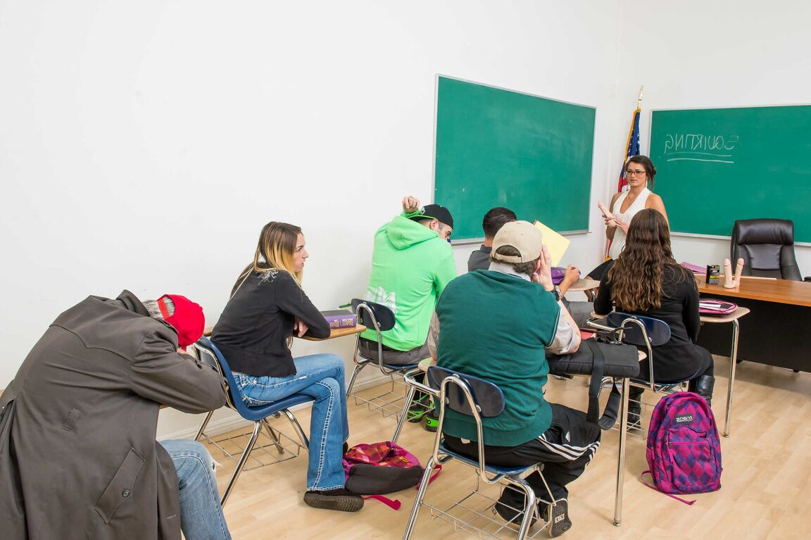 21P Cece Stone, enseignante coquine, gicle pendant un rapport sexuel avec son élève latino