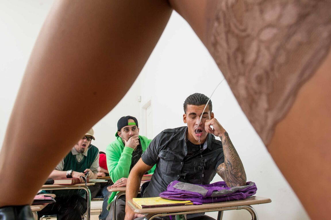 21P Cece Stone, enseignante coquine, gicle pendant un rapport sexuel avec son élève latino