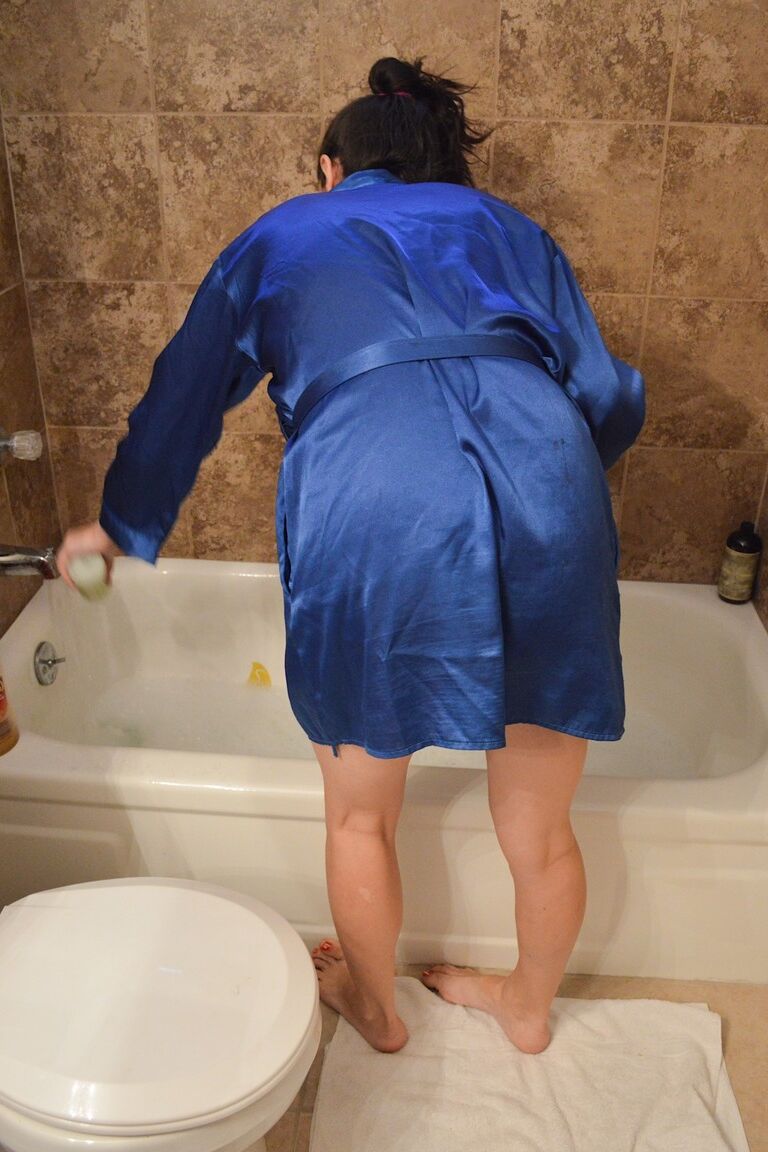 18P La brune amateur Candace libère ses énormes seins avant de prendre un bain
