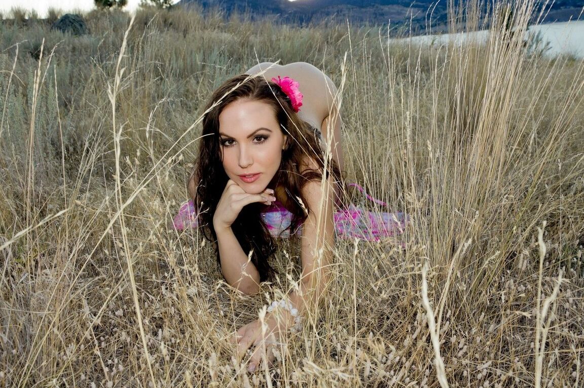 15P La amateur Katie Banks muestra sus tetas redondas mientras se desnuda en un campo