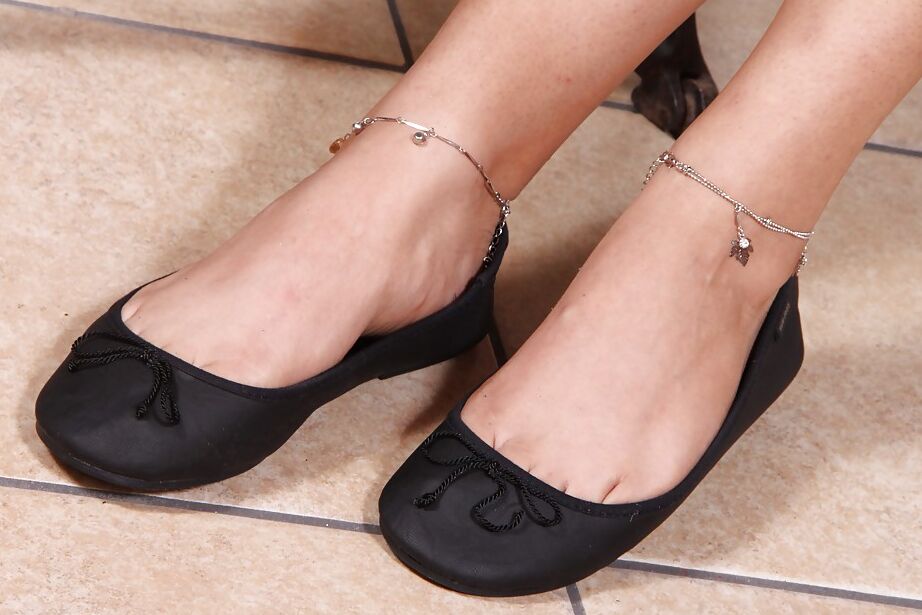 16P Sultry Latina model Sharon slips pretty barefeet out of ballerina slippers