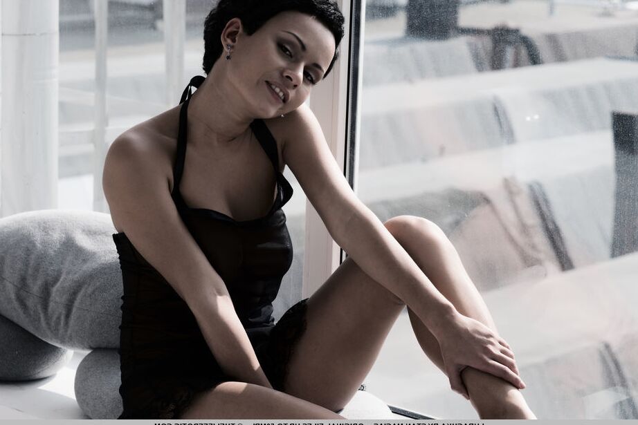 16P La chica de pelo corto Pammie Lee se quita un vestido negro para grandes poses desnudas