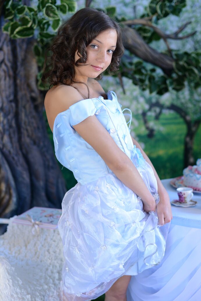 20P A doce adolescente Nensi tira um lindo vestido e calcinha para poses solo nuas