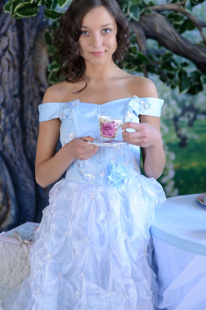 20P A doce adolescente Nensi tira um lindo vestido e calcinha para poses solo nuas