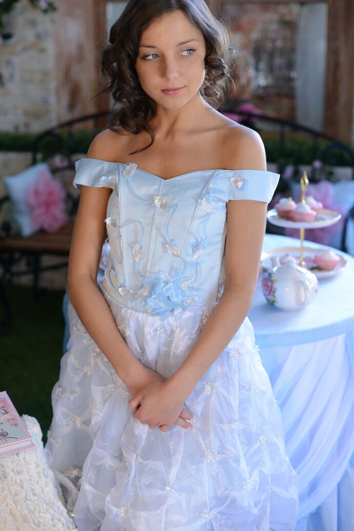 20P A doce adolescente Nensi tira um lindo vestido e calcinha para poses solo nuas