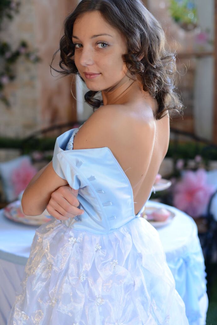 20P A doce adolescente Nensi tira um lindo vestido e calcinha para poses solo nuas