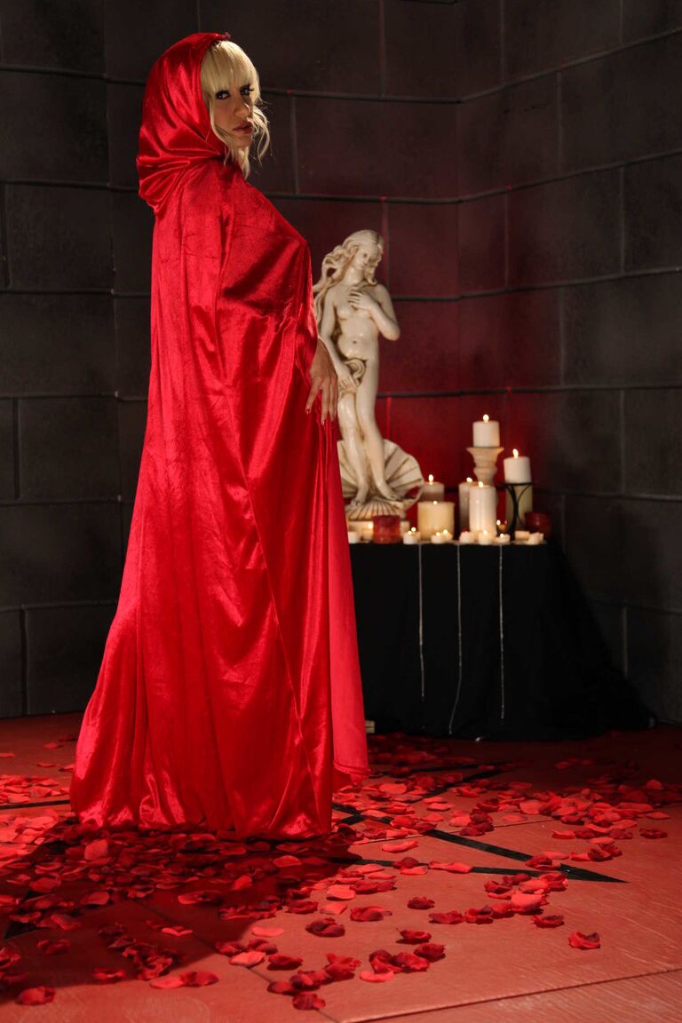 17P Hermosa rubia se quita la bata roja para posar desnuda