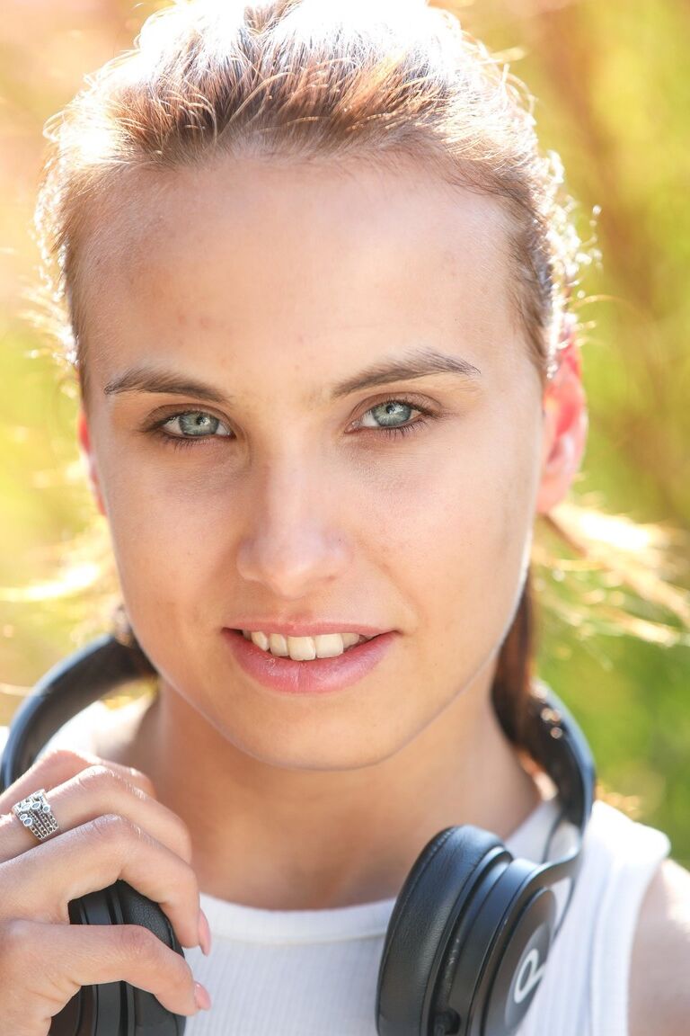21P A adolescente húngara Azure Angel tira a roupa ao ar livre