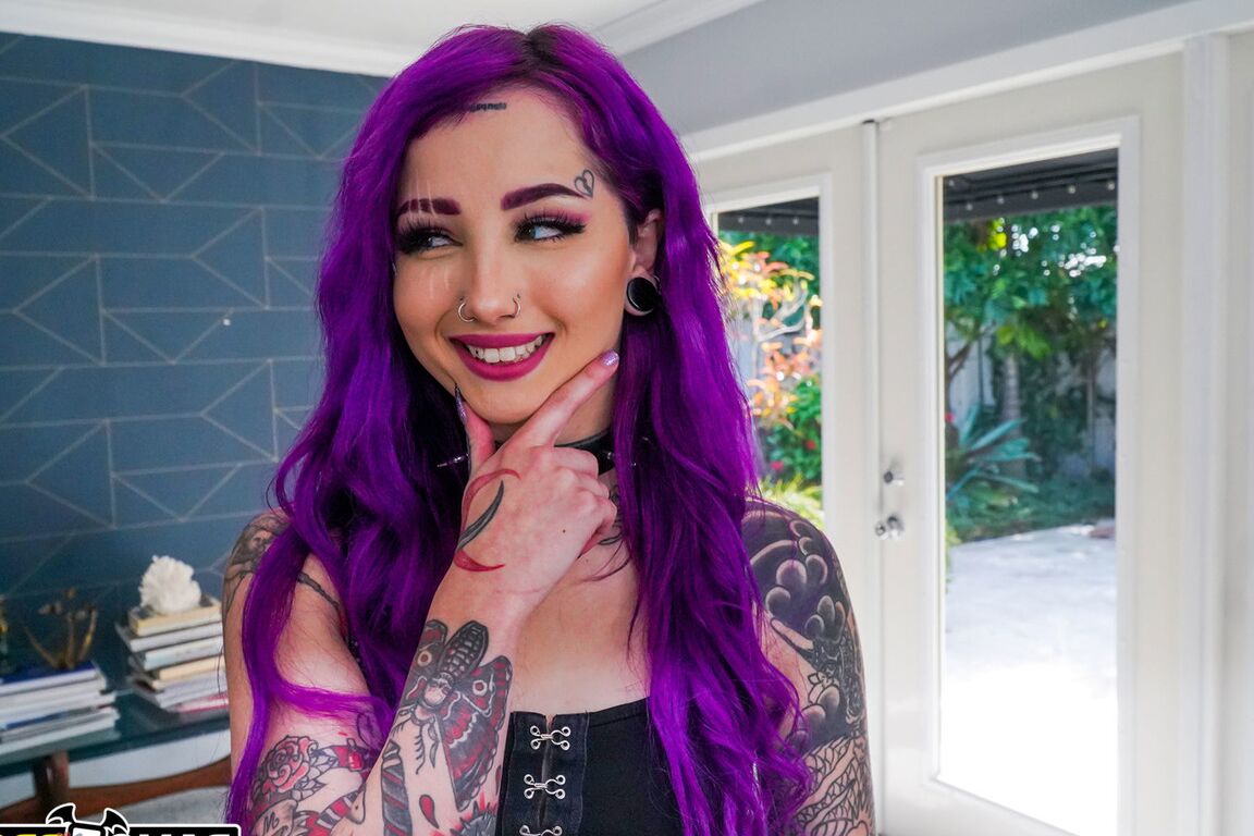 21P A estrela do rock safada Val Steele gosta de sexo hardcore com seu meio-irmão excêntrico