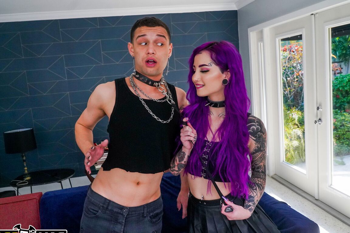 21P A estrela do rock safada Val Steele gosta de sexo hardcore com seu meio-irmão excêntrico
