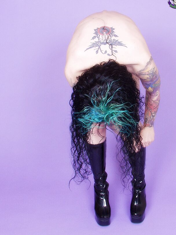 15P Une fille gothique aux cheveux teints et aux tatouages ​​décompresse sa robe en latex pour se mettre nue