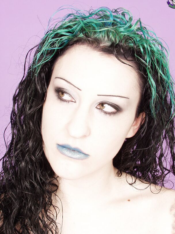 15P Une fille gothique aux cheveux teints et aux tatouages ​​décompresse sa robe en latex pour se mettre nue