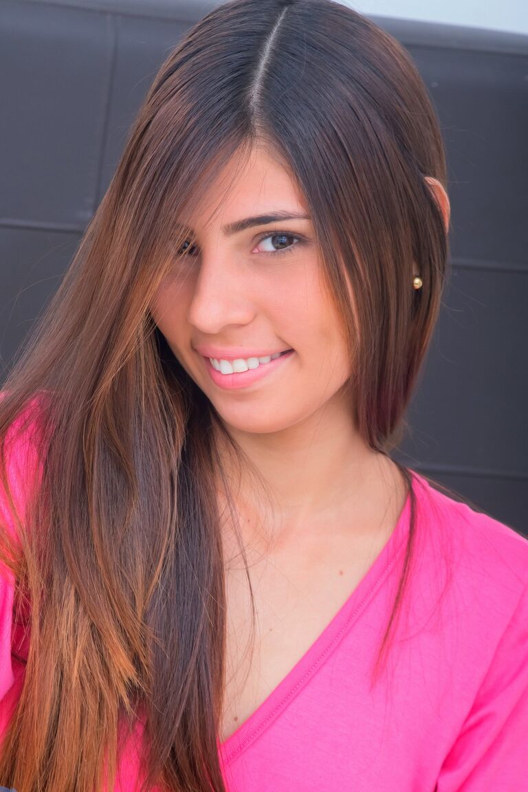 17P A garota branca e magra Mily Mendoza leva um vibrador para sua buceta inchada
