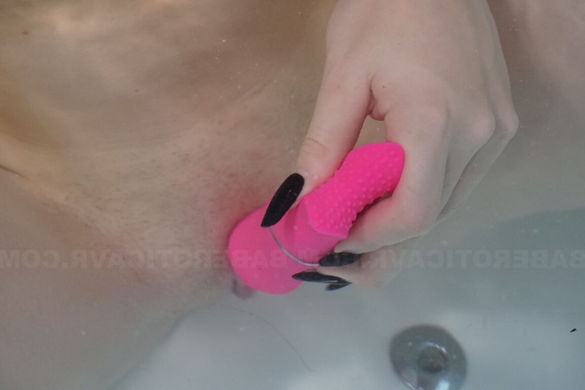 21P Süßer Teenager mit schlankem Körper Aschenputtel masturbiert mit einem Spielzeug in einer Wanne