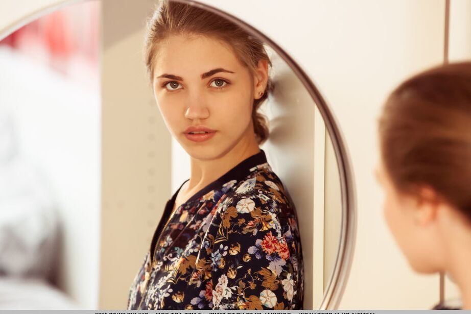 18P A jovem modelo Jasmina escova os cabelos ruivos enquanto fica completamente nua