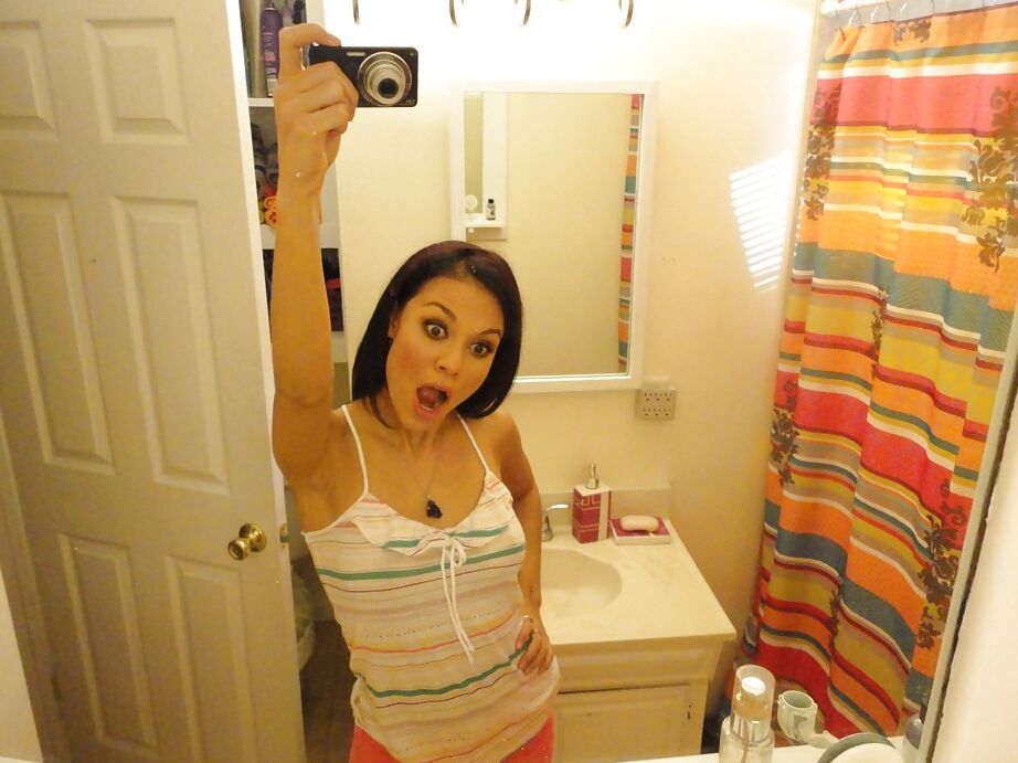 16P かわいい女性のルビー・ノックスが鏡で裸のおっぱいを撮った率直な自撮り写真