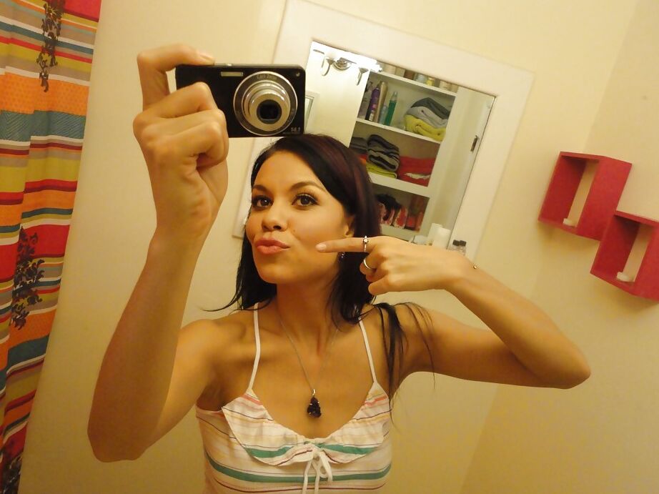 16P かわいい女性のルビー・ノックスが鏡で裸のおっぱいを撮った率直な自撮り写真