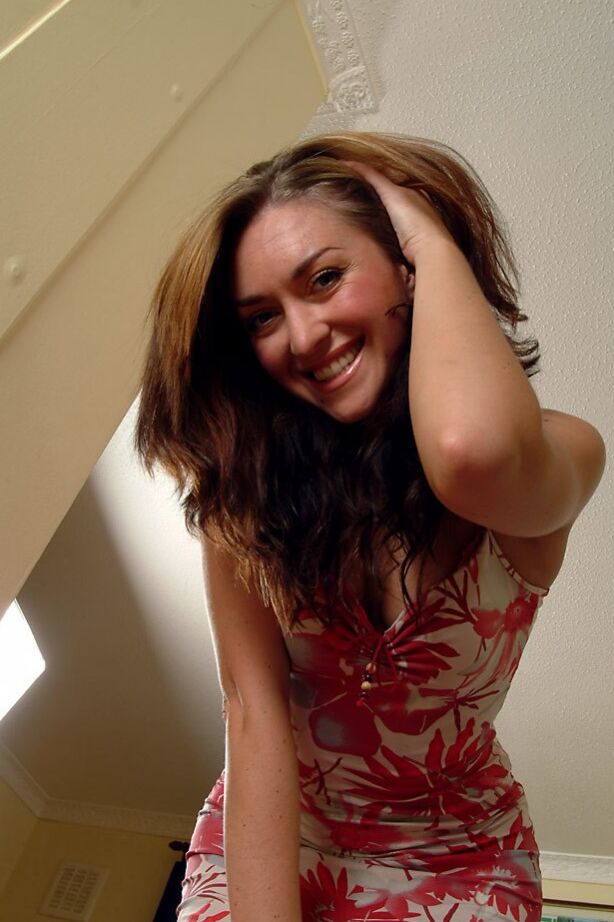21P Linda amadora Elen Cole brincando com sua buceta aparada com um vibrador de vidro