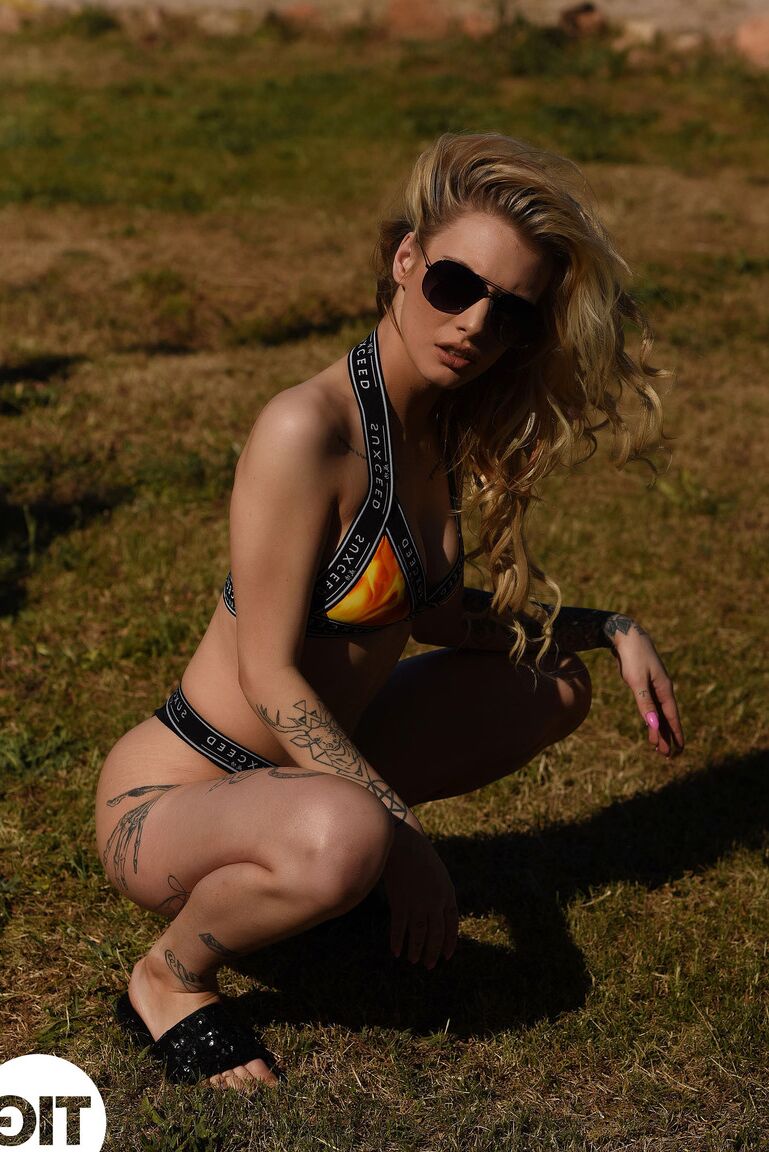 21P Loira britânica com tatuagens Saskia Valentine mostra seus seios naturais ao ar livre