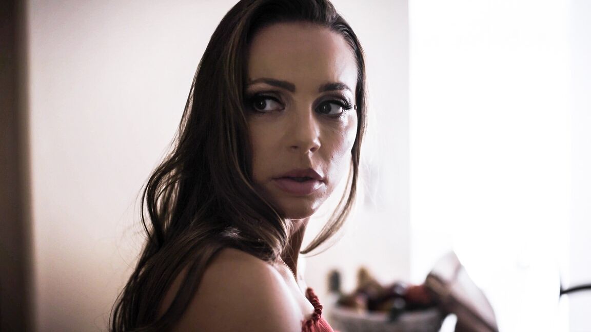 15P Abigail Mac, mulher de cabelos compridos, é forçada a fazer sexo por um intruso doméstico