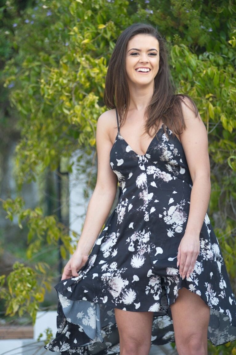 12P La amateur Brook Wright se quita el vestido y las bragas en el camino de entrada