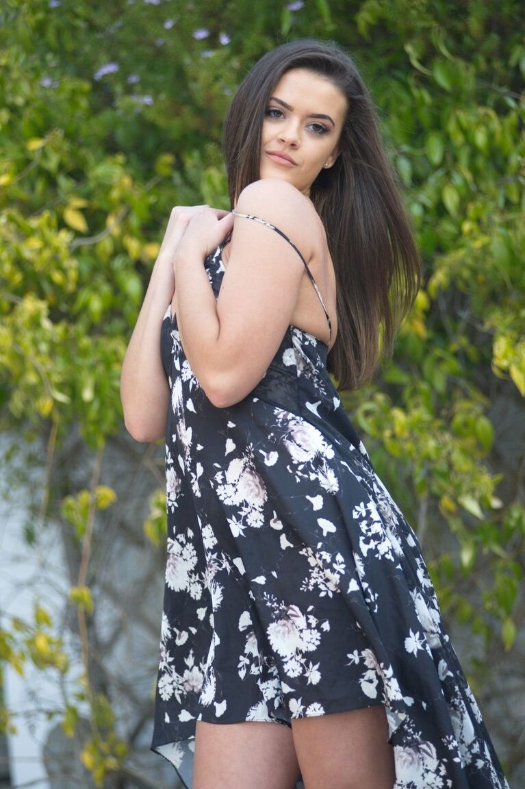 12P La amateur Brook Wright se quita el vestido y las bragas en el camino de entrada