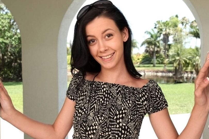 16P Alaina Kristar, une jeune aux petits seins et aux cheveux bruns, s'exhibe.
