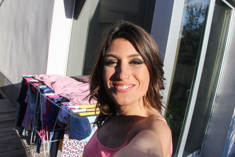 16P La joven latina Julia Rose se quita las bragas para abrirse el coño peludo
