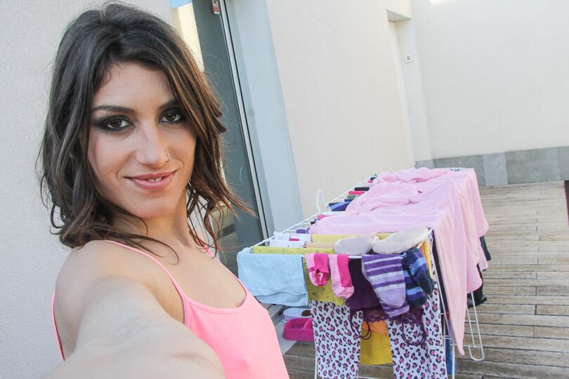 16P La joven latina Julia Rose se quita las bragas para abrirse el coño peludo