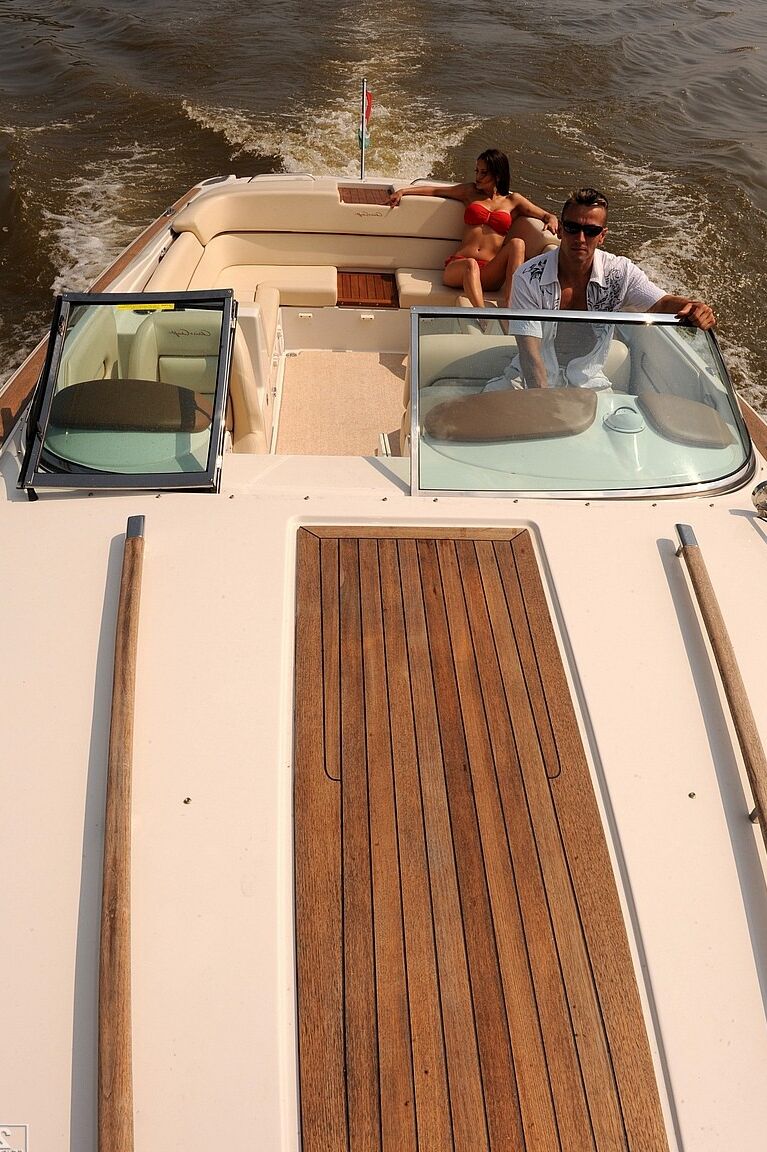17P La séduisante MILF européenne Valentina Cruz se fait percuter par un homme sur le yacht