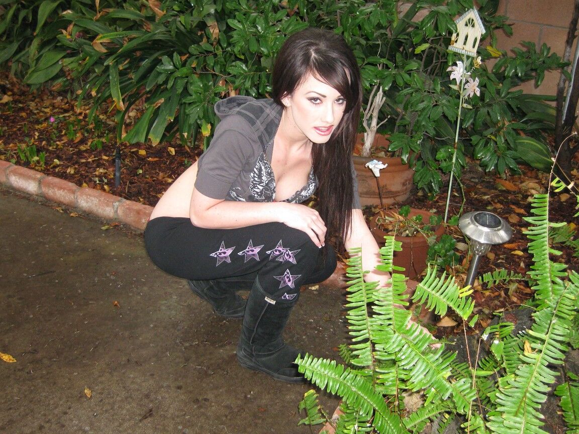 19P Morena MILF Jennifer White sopra um pau grande e é fodida em uma cena POV