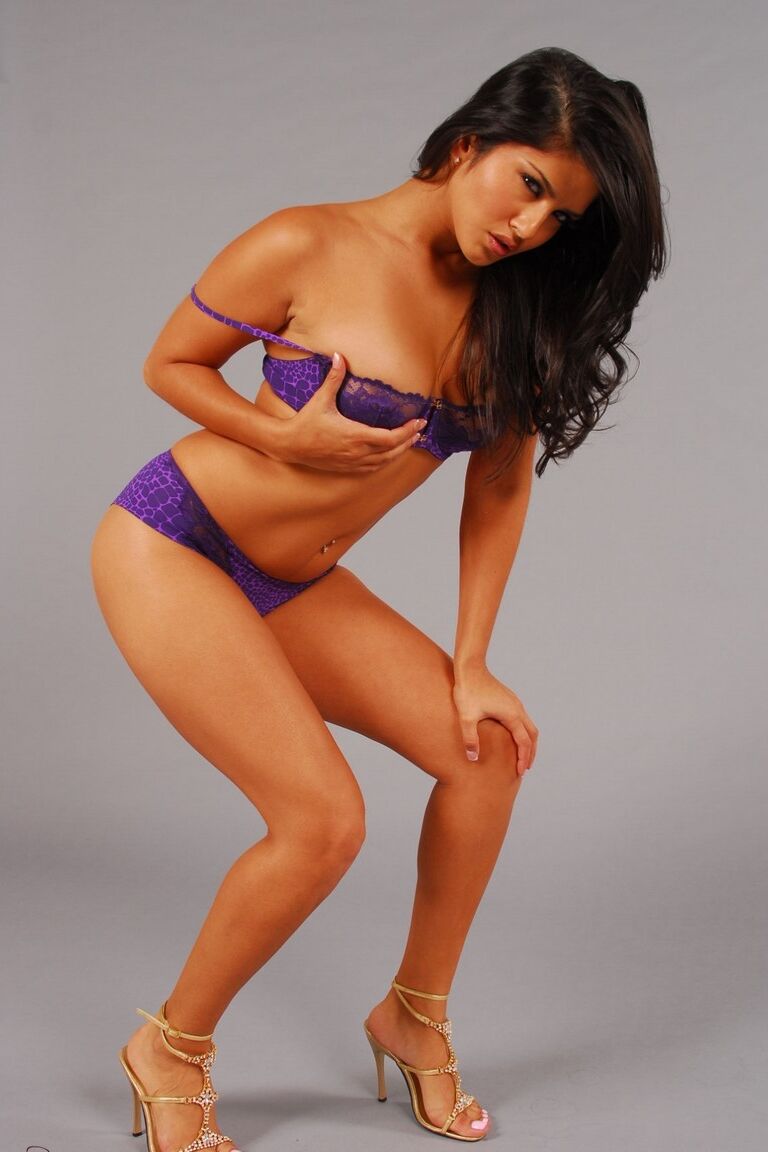 21P La impresionante MILF india Sunny Leone expone sus curvas y posa con tacones