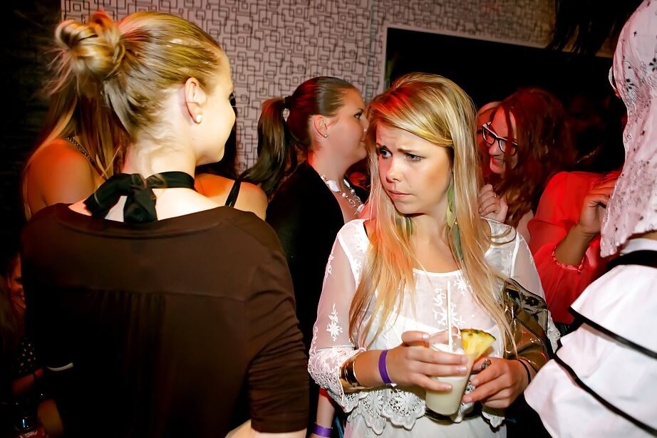 16P Schmutzige Amateure werden auf der wilden Saufparty verrückt
