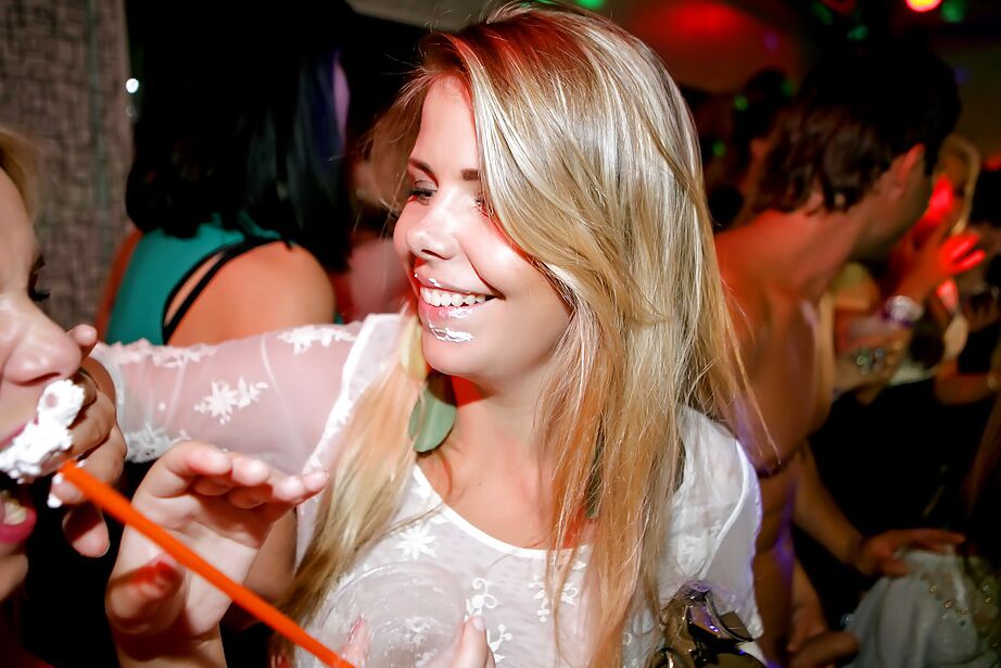 16P Schmutzige Amateure werden auf der wilden Saufparty verrückt