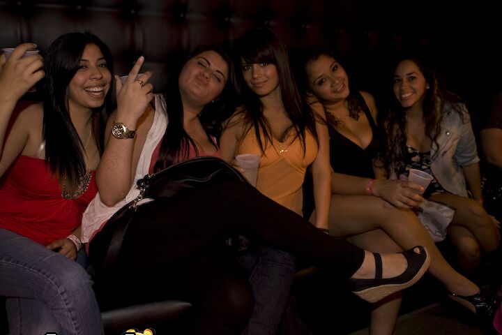 16P Chicas hambrientas de semen se vuelven locas en la despedida de soltera CFNM