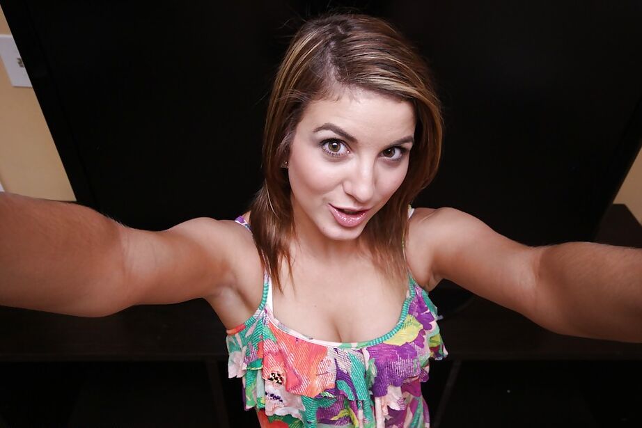 Katie King, amateur smiley 16P, dévoile ses seins et sa chatte rasée.