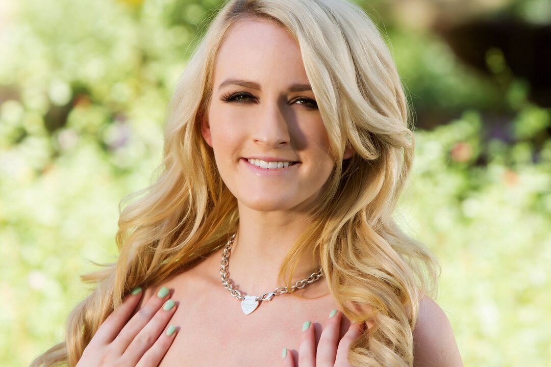 17P Skylar Green se quita su sexy lencería roja al aire libre y luce su rosa