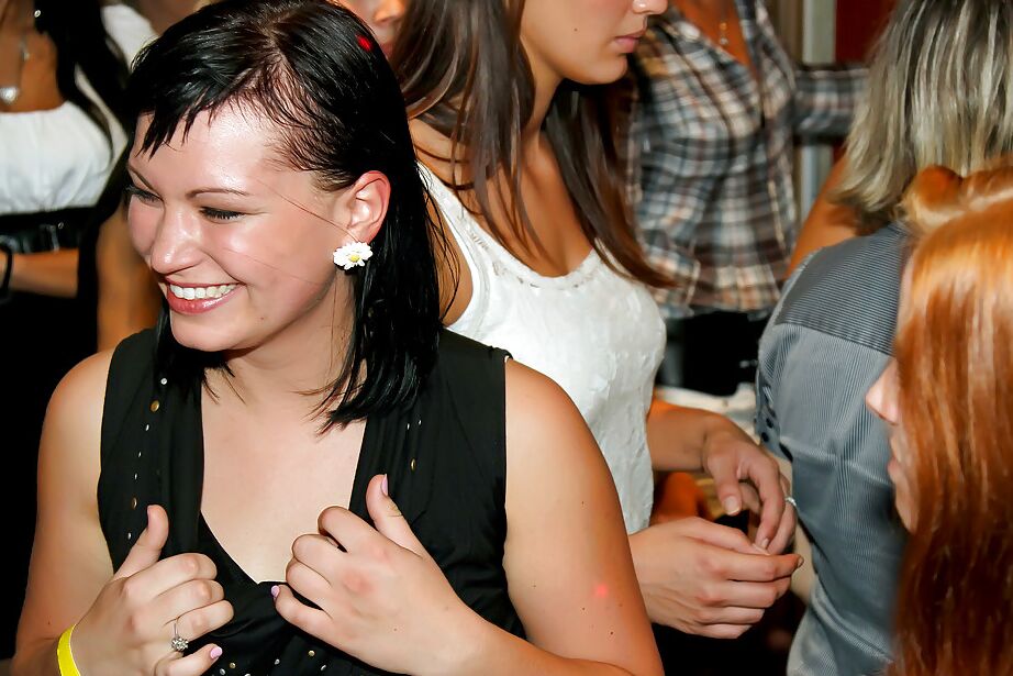 16P Jizz chicas amateur hambrientas se cubren de semen en la fiesta hardcore