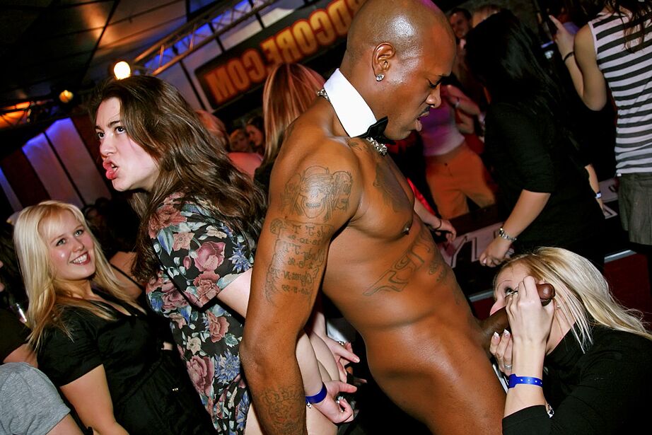 16P Atemberaubende Amateurschlampen zeigen auf der Sexparty ihr Blowjob-Können