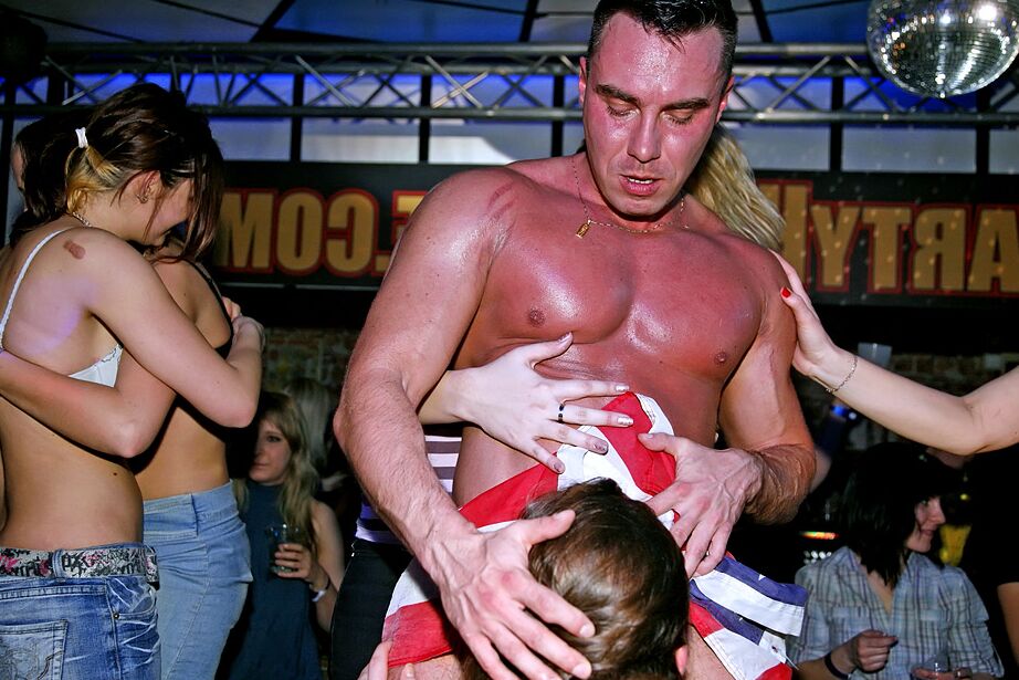 16P Atemberaubende Amateurschlampen zeigen auf der Sexparty ihr Blowjob-Können