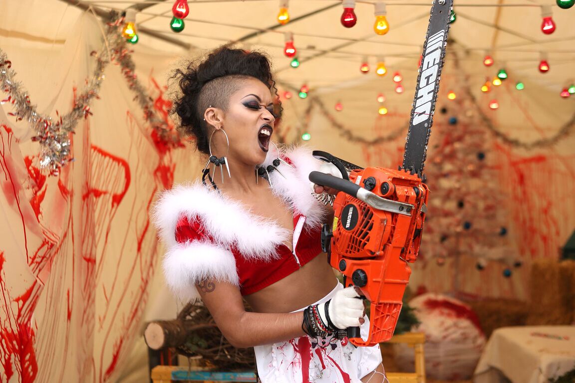 19P Boneca esbelta de ébano Skin Diamond posa sozinha com meia e roupa de couro