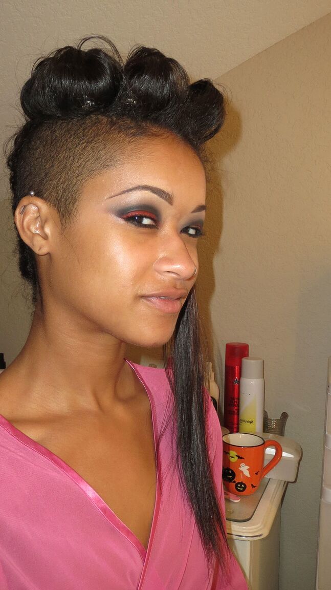 19P Boneca esbelta de ébano Skin Diamond posa sozinha com meia e roupa de couro