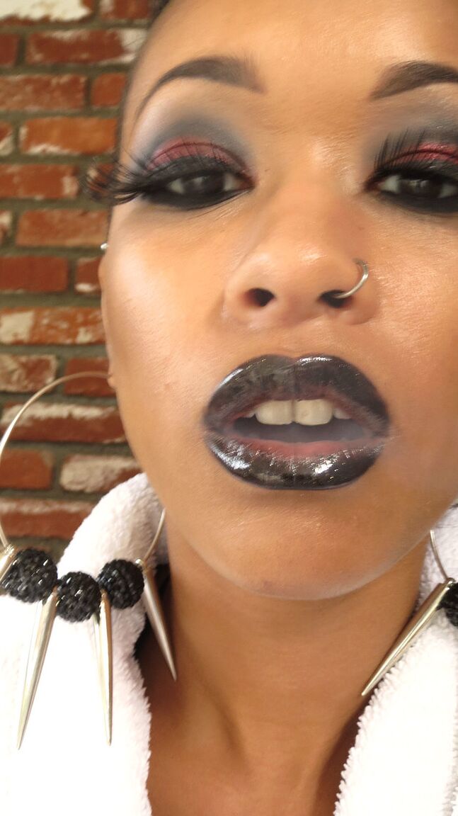 19P Boneca esbelta de ébano Skin Diamond posa sozinha com meia e roupa de couro