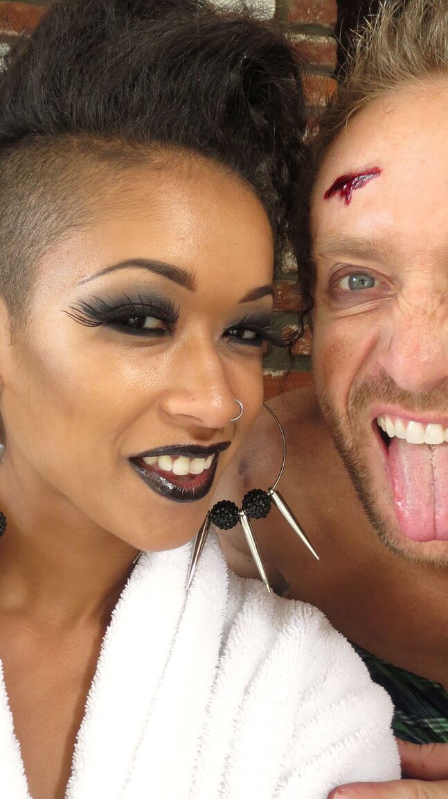 19P Boneca esbelta de ébano Skin Diamond posa sozinha com meia e roupa de couro