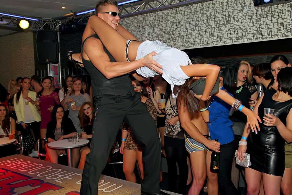 Les filles du 15P Club jouent à des jeux à caractère sexuel avec des strip-teaseurs masculins