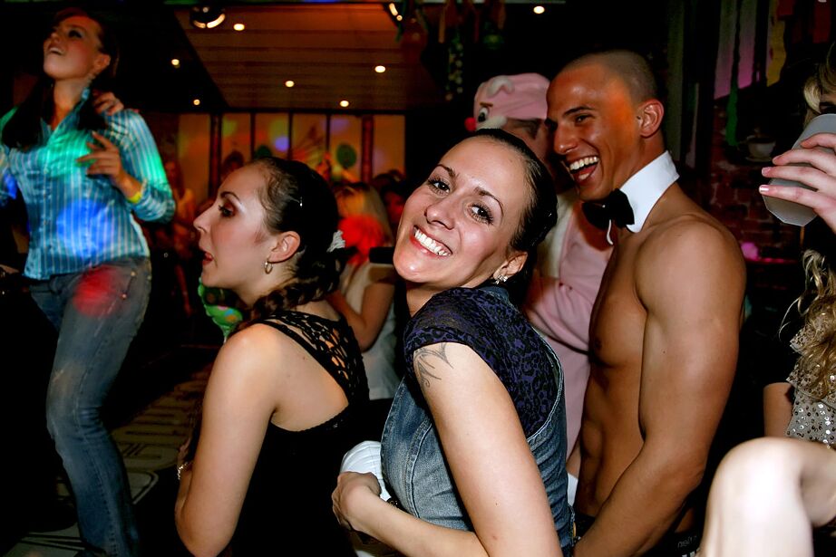 16P Chicas amateurs cachondas emborrachándose y besándose con strippers masculinos