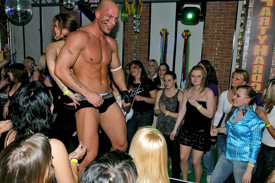 16P Chicas amateurs cachondas emborrachándose y besándose con strippers masculinos